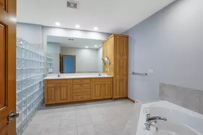 805 E Pearson St, Milwaukee, WI 53202 - Photo 24