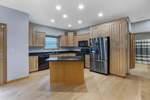 805 E Pearson St, Milwaukee, WI 53202 - Photo 8