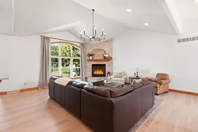 363  Sunshine Dr, Hartland, WI 53029 - Photo 4