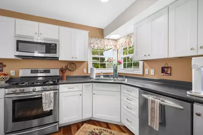 5234  Roberts Dr, Greendale, WI 53129 - Photo 10