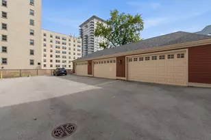 1042 E Juneau Ave, Milwaukee, WI 53202 - Photo 38