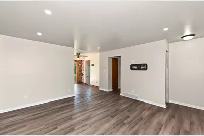 N89W15240  Jefferson Ave, Menomonee Falls, WI 53051 - Photo 4