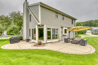 W241N5923  Goldencrest Ct, Sussex, WI 53089 - Photo 2