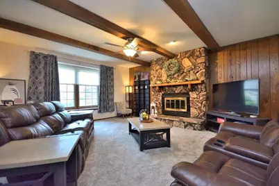 W220N2767  Maplewood Ln, Pewaukee, WI 53186 - Photo 2