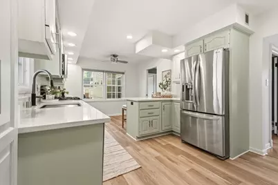 2604 N 89th St, Wauwatosa, WI 53226 - Photo 8