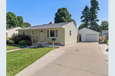 811  Schroeder Dr, Manitowoc, WI 54220 - Photo 1