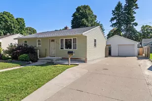 811 Schroeder Dr, Manitowoc, WI 54220 - Photo 1