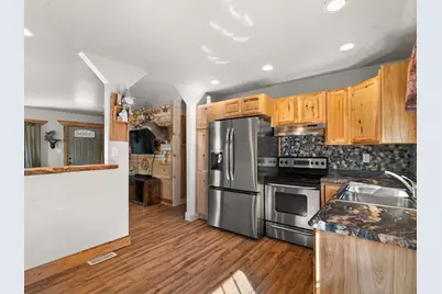 811  Schroeder Dr, Manitowoc, WI 54220 - Photo 4