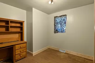 811 Schroeder Dr, Manitowoc, WI 54220 - Photo 12