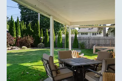 811  Schroeder Dr, Manitowoc, WI 54220 - Photo 2