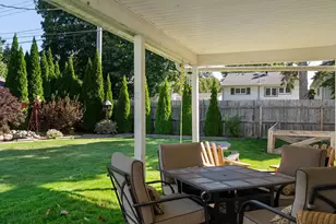 811 Schroeder Dr, Manitowoc, WI 54220 - Photo 2