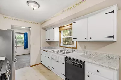 W53N849  Castle Ct, Cedarburg, WI 53012 - Photo 4