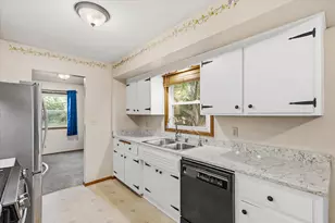 W53N849 Castle Ct, Cedarburg, WI 53012 - Photo 4