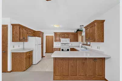 808  Schloemer Dr, West Bend, WI 53095 - Photo 4