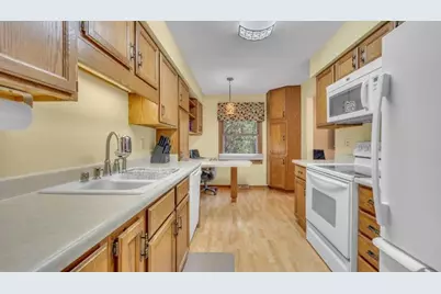 3520  Highcliff Cir, Sheboygan, WI 53083 - Photo 6