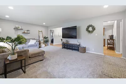 W154N8216  Valley View Dr, Menomonee Falls, WI 53051 - Photo 4