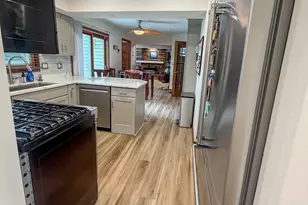 7251 Hyacinth Ct, Greendale, WI 53129 - Photo 8