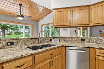 945  Gray Fox Dr, Brookfield, WI 53045 - Photo 16