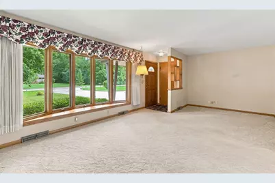 181  Highview Dr, Cedarburg, WI 53012 - Photo 4