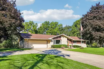 1555  Valley Ridge Dr, Brookfield, WI 53005 - Photo 4