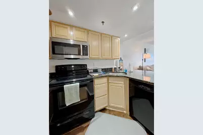 270 E Highland Ave #1042, Milwaukee, WI 53202 - Photo 8