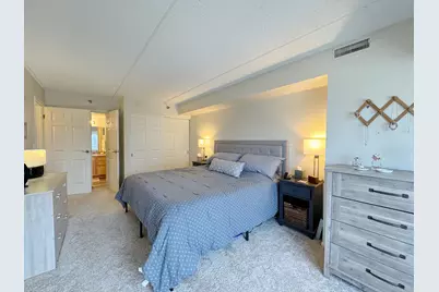 270 E Highland Ave #1042, Milwaukee, WI 53202 - Photo 18