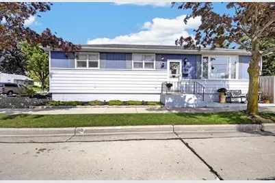 744  Shoreland Dr, Racine, WI 53402 - Photo 2