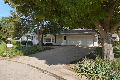668  Tulip Ct, Oconomowoc, WI 53066 - Photo 2