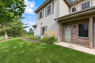 N55W17156 Ravenwood Dr, Menomonee Falls, WI 53051 - Photo 2