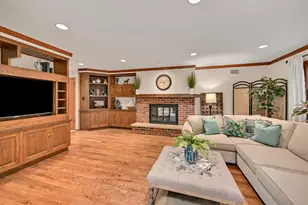 9506 N Wakefield Ct, Bayside, WI 53217 - Photo 14