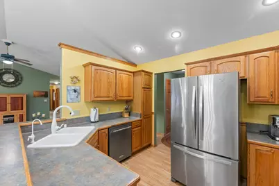 506 E Rossman St, Hartford, WI 53027 - Photo 10