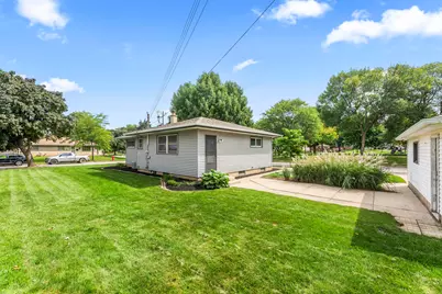 7306 W River Bend Dr, Milwaukee, WI 53219 - Photo 24