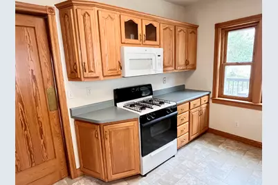 914  St Clair St, Manitowoc, WI 54220 - Photo 12