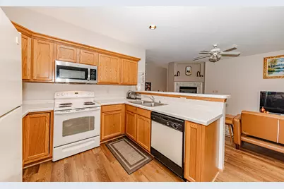 11200 W Gilbert Ave #D, Wauwatosa, WI 53226 - Photo 10