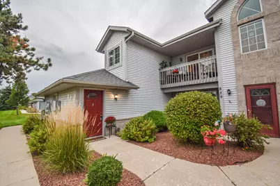 859  Quinlan Dr #H, Pewaukee, WI 53072 - Photo 1