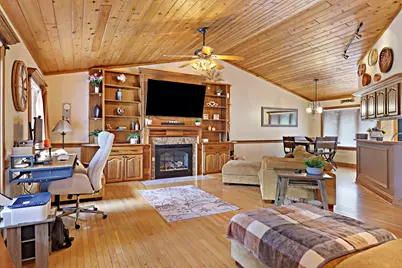 645 W Estate Ct, Elkhorn, WI 53121 - Photo 4