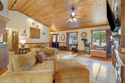 645 W Estate Ct, Elkhorn, WI 53121 - Photo 2