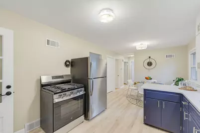 3285 N Knoll Blvd, Wauwatosa, WI 53222 - Photo 10