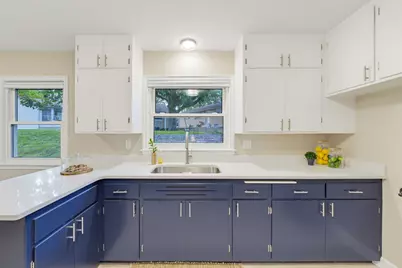 3285 N Knoll Blvd, Wauwatosa, WI 53222 - Photo 12