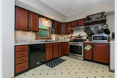 W276N1606  Spring Creek Dr, Pewaukee, WI 53072 - Photo 16