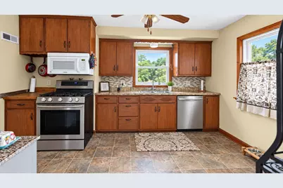 2624  Mitchell St, Racine, WI 53403 - Photo 4