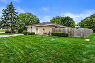 4800  Sussex Ln, Greendale, WI 53129 - Photo 4