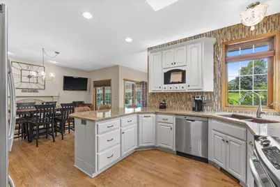 W287N921  Bedouin Ct, Delafield, WI 53188 - Photo 18