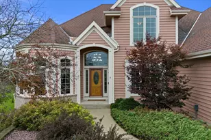 W287N921 Bedouin Ct, Delafield, WI 53188 - Photo 2