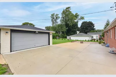 8935 N Navajo Rd, Bayside, WI 53217 - Photo 32