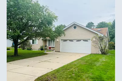 8815 S Castle Ct, Franklin, WI 53132 - Photo 2