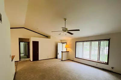 8815 S Castle Ct, Franklin, WI 53132 - Photo 8