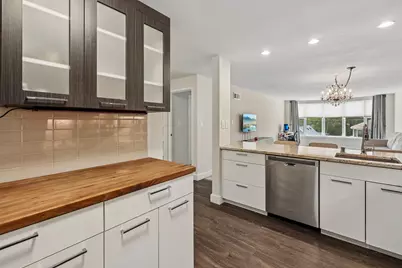 2525 S Shore Dr #3B, Milwaukee, WI 53207 - Photo 8
