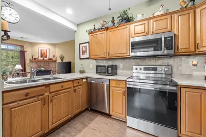 W197N17128  Stonewall Dr, Jackson, WI 53037 - Photo 8