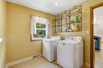1582  Edgewater Ct, Grafton, WI 53024 - Photo 10